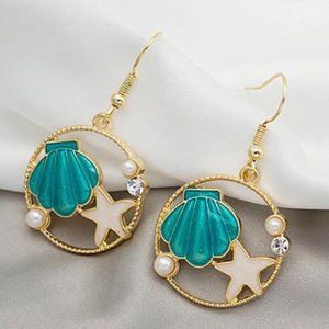 NEW Seashell Design Pierced Earrings